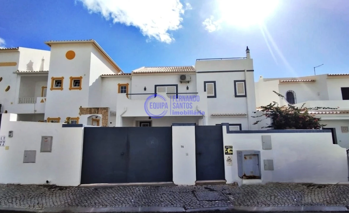 Moradia T4 para Venda em Guia Foto 1