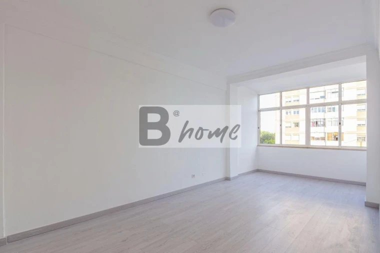 Apartamento T3 para Venda em Charneca de Caparica e Sobreda Foto 2