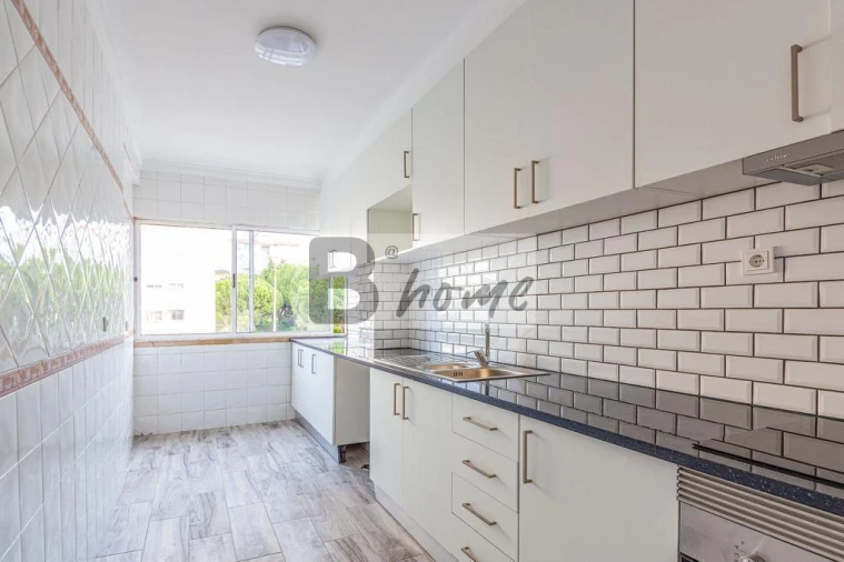 Apartamento T3 para Venda em Charneca de Caparica e Sobreda Foto 3