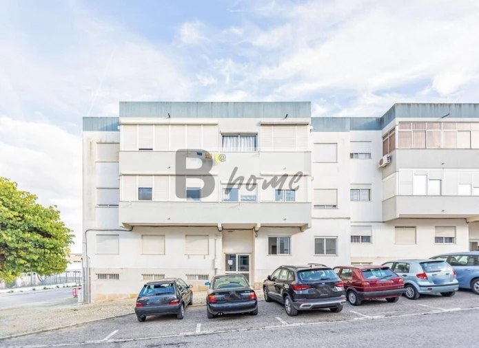 Apartamento T3 para Venda em Charneca de Caparica e Sobreda Foto 1