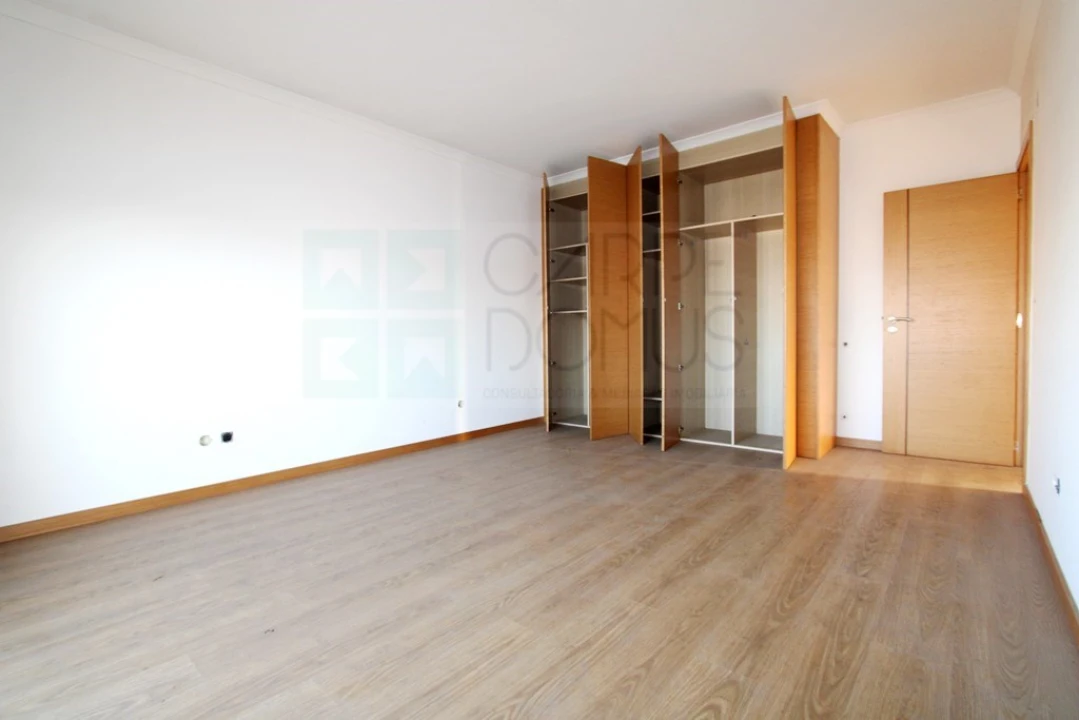 Moradia T4 para Venda em Valado dos Frades Foto 26