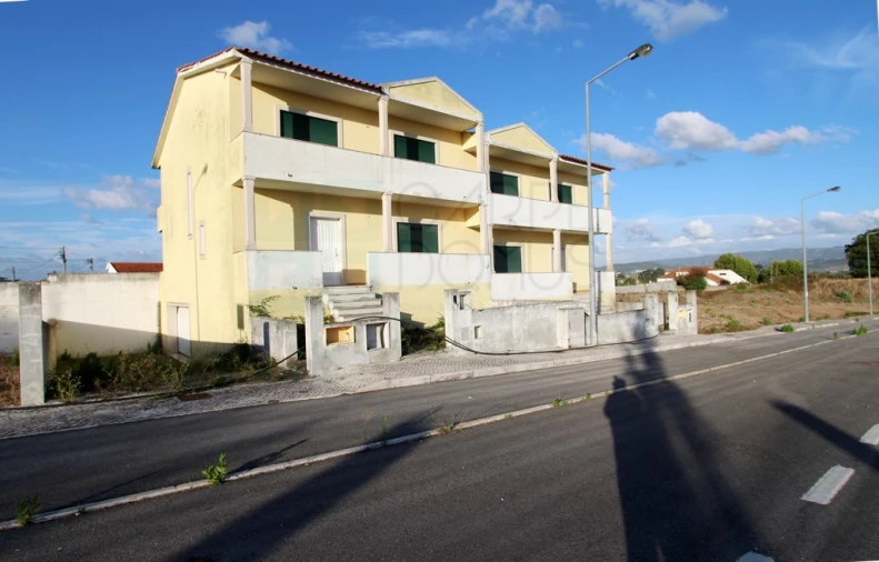 Moradia T4 para Venda em Valado dos Frades Foto 2