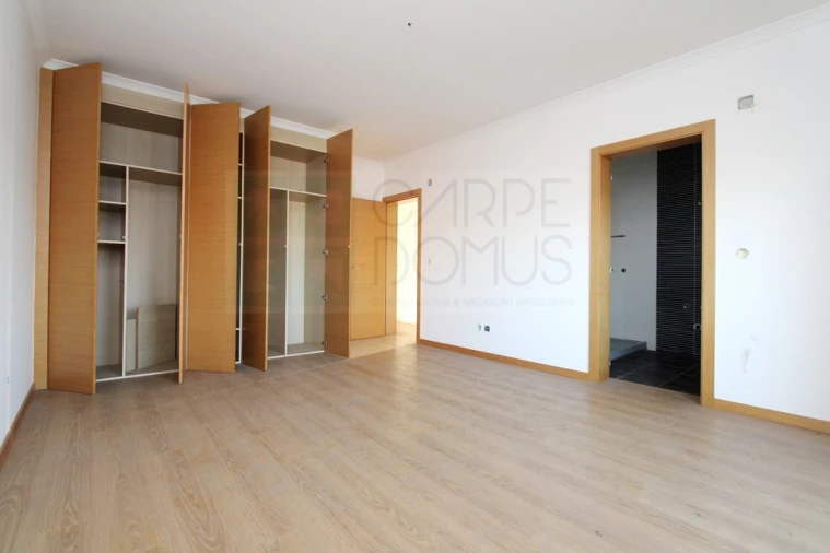 Moradia T4 para Venda em Valado dos Frades Foto 3