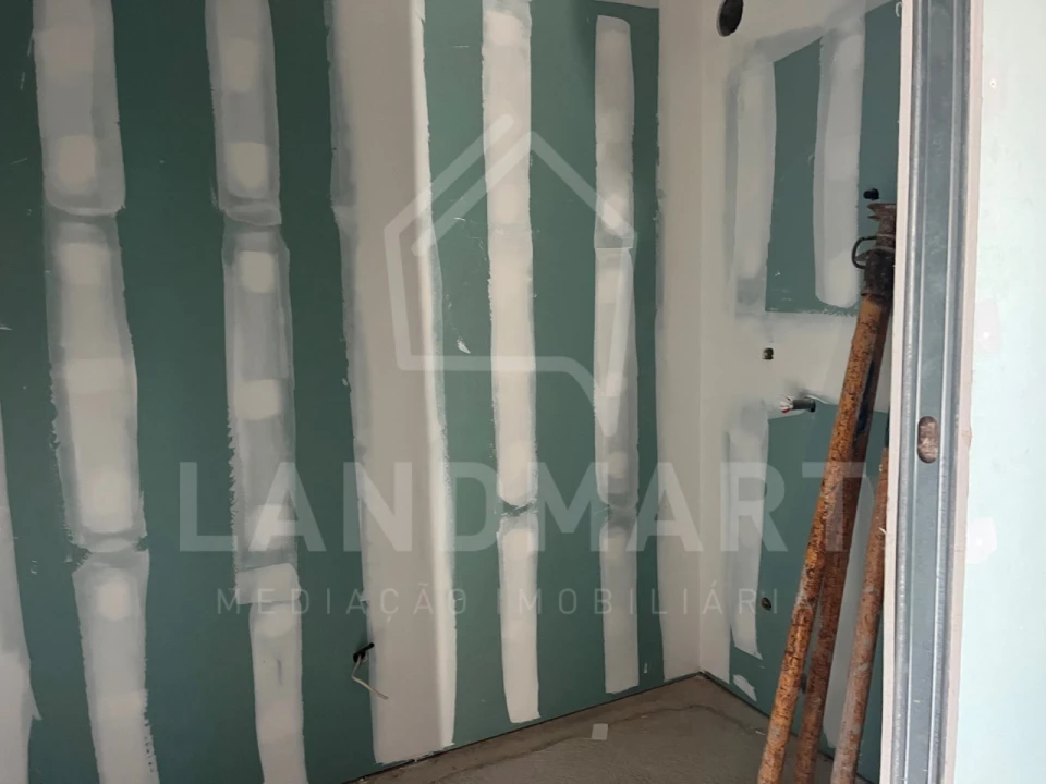 Moradia T3 para Venda em Turquel Foto 8