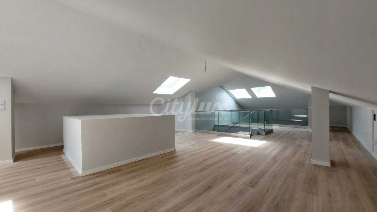 Apartamento T3 para Venda em Carcavelos e Parede Foto 17