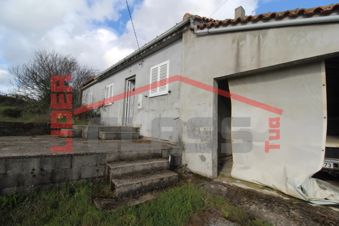 Moradia T4 para Venda em Curopos e Vale de Janeiro Foto 1