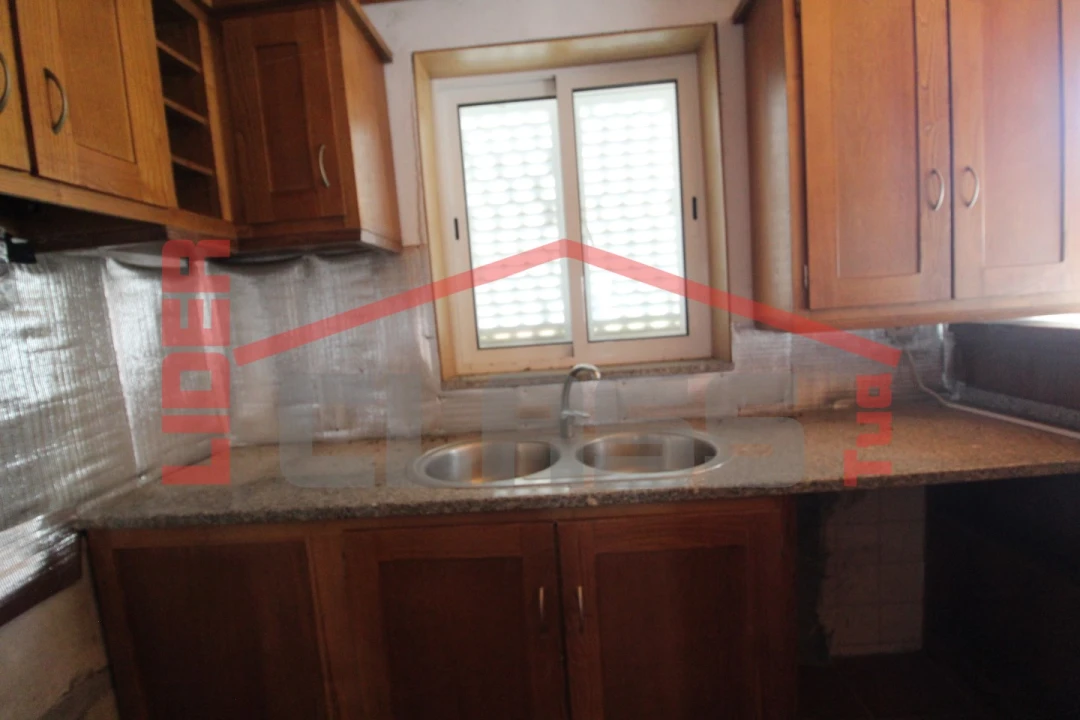 Moradia T4 para Venda em Curopos e Vale de Janeiro Foto 6