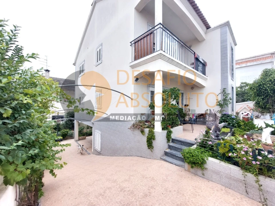 Moradia T4 para Venda em Laranjeiro e Feijó Foto 1