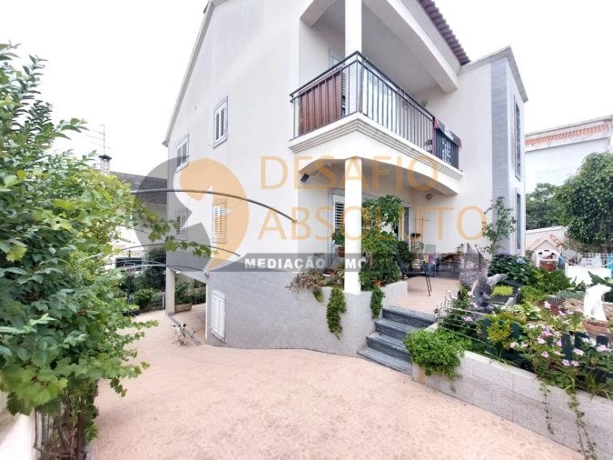 Moradia T4 para Venda em Laranjeiro e Feijó