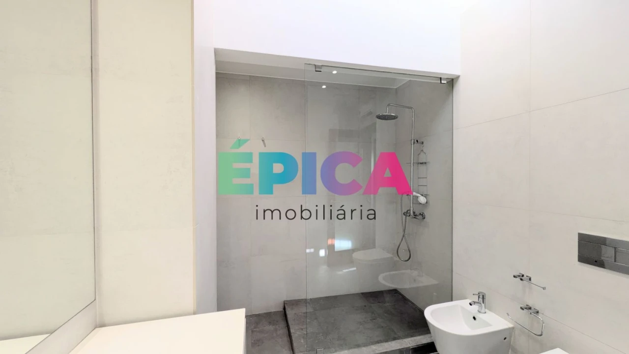 Moradia T8 para Venda em Carnaxide e Queijas Foto 40