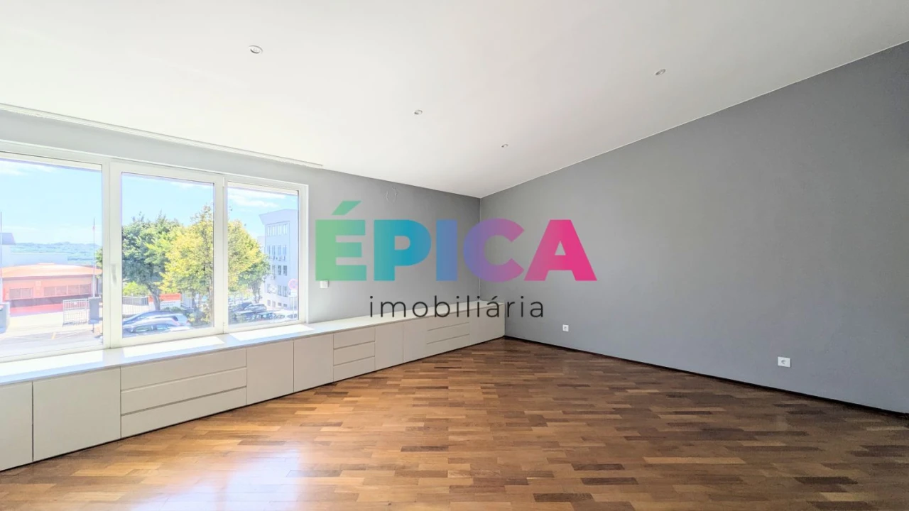 Moradia T8 para Venda em Carnaxide e Queijas Foto 1