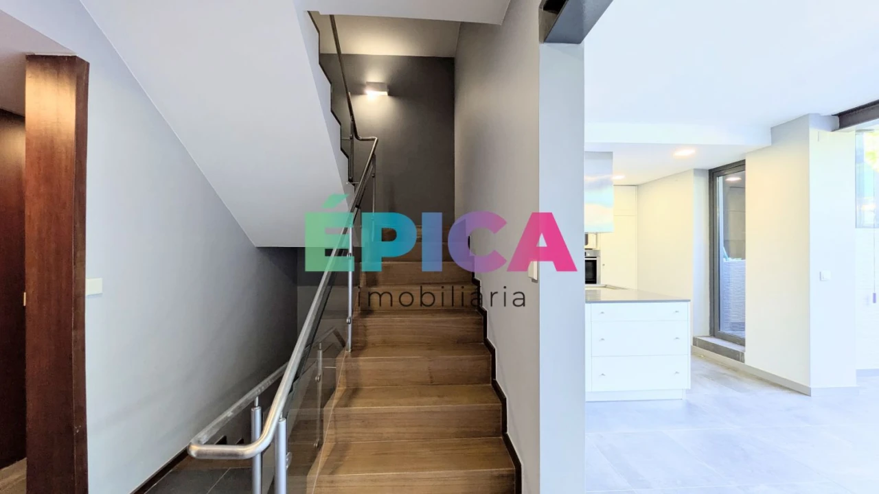 Moradia T8 para Venda em Carnaxide e Queijas Foto 38