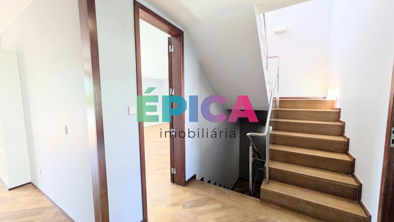 Moradia T8 para Venda em Carnaxide e Queijas Foto 57