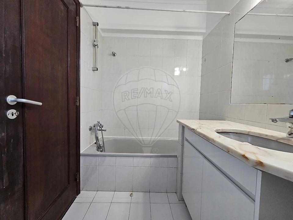 Apartamento T2 para Arrendamento em Rio de Mouro Foto 6