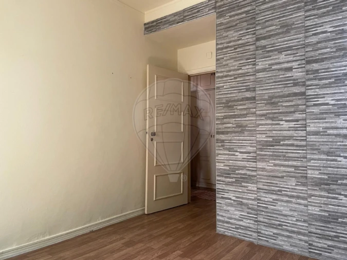 Apartamento T2 para Arrendamento em Santo Antonio dos Olivais Foto 13