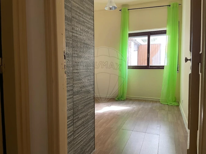 Apartamento T2 para Arrendamento em Santo Antonio dos Olivais Foto 12