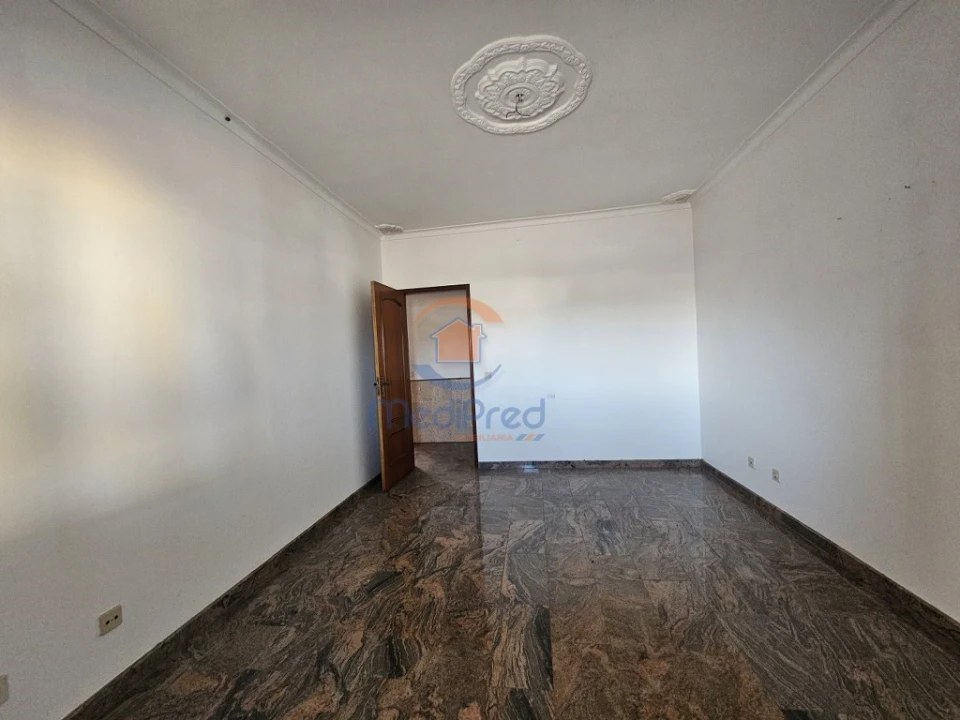 Apartamento T4 para Venda em Moita Foto 11