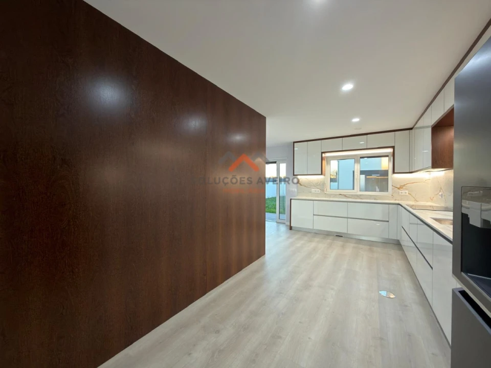 Moradia T4 para Venda em Aradas Foto 4