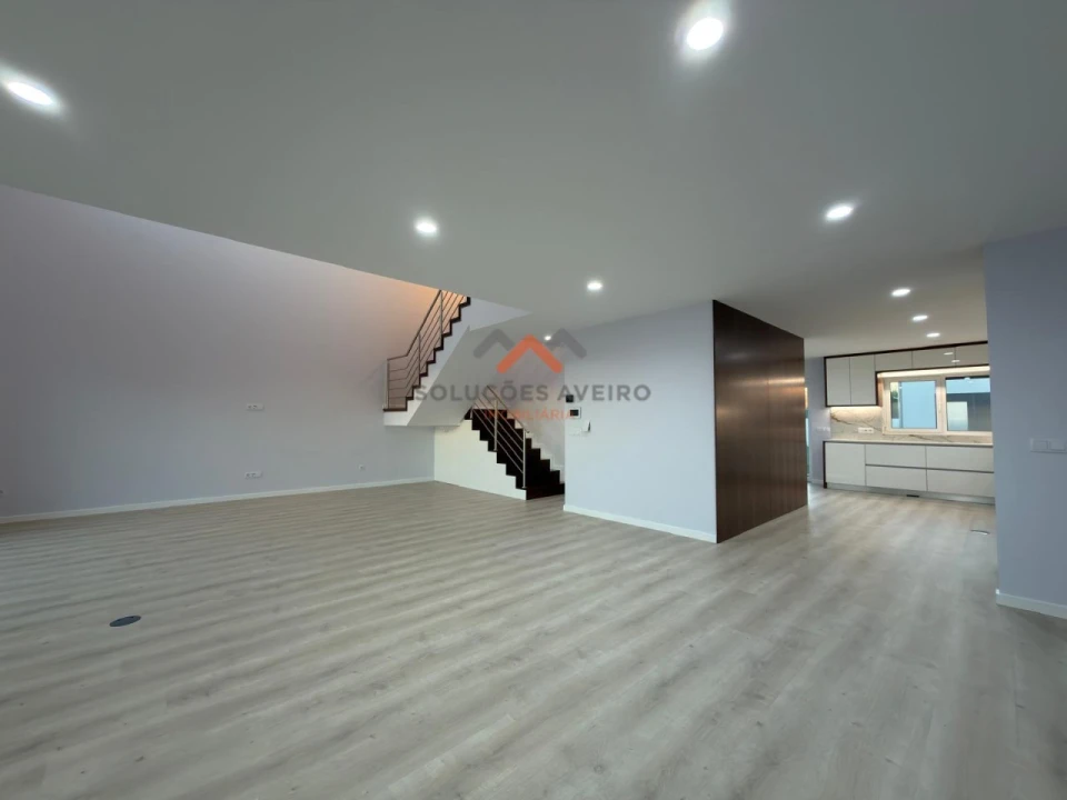 Moradia T4 para Venda em Aradas Foto 6