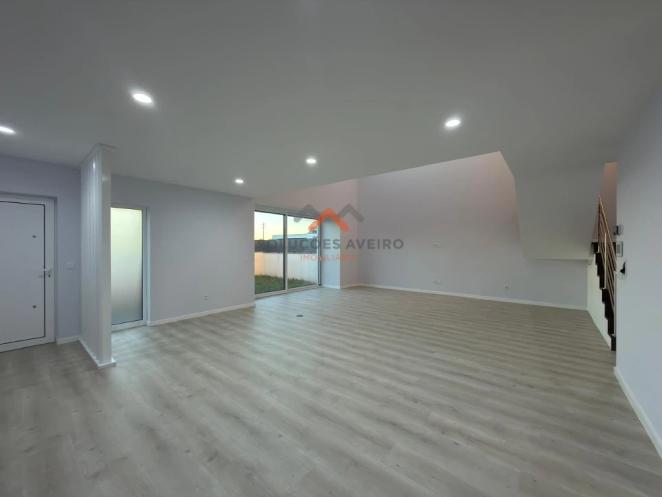 Moradia T4 para Venda em Aradas Foto 7