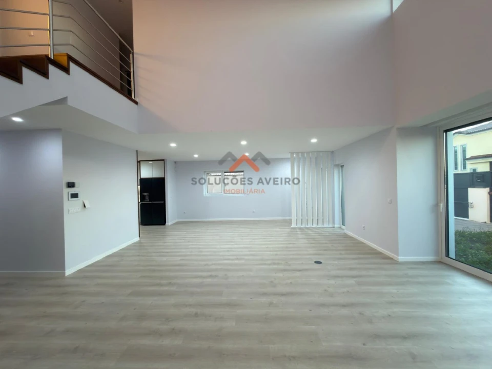 Moradia T4 para Venda em Aradas Foto 9