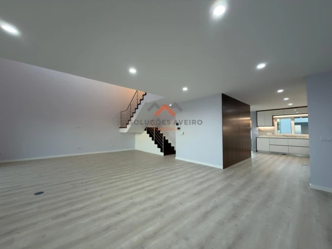 Moradia T4 para Venda em Aradas Foto 6