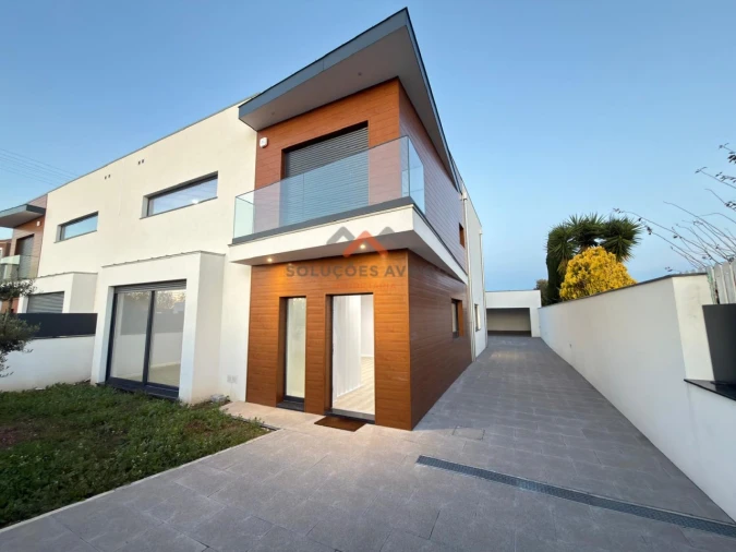 Moradia T4 para Venda em Aradas Foto 51