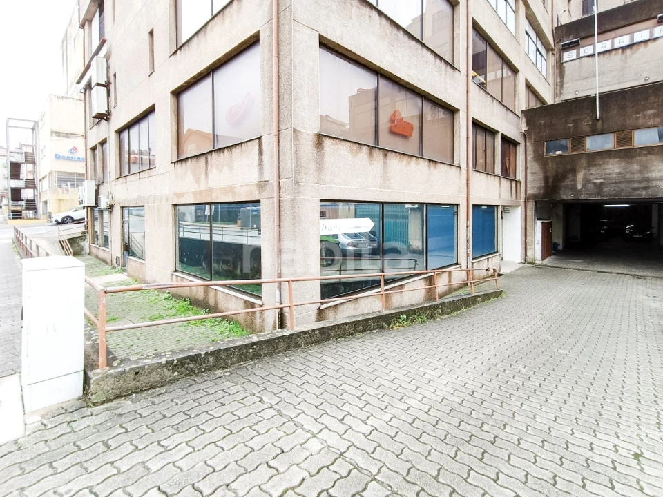 Loja para Arrendamento em Gondomar (São Cosme), Valbom e Jovim Foto 23