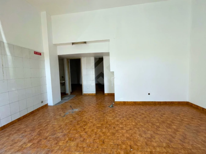 Loja para Arrendamento em Camara de Lobos Foto 5