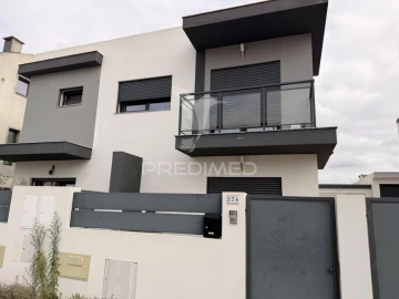 Moradia T4 para Venda em Fernao Ferro