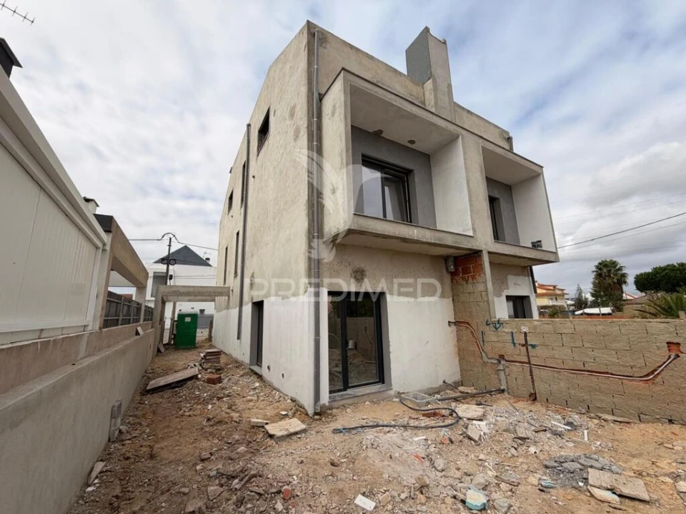 Moradia T4 para Venda em Fernao Ferro Foto 1