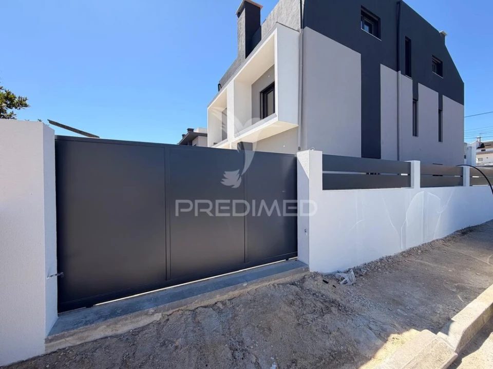 Moradia T4 para Venda em Fernao Ferro Foto 1
