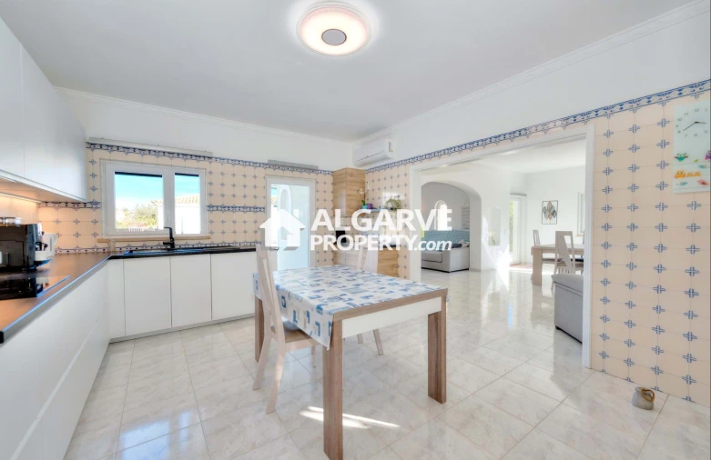 Moradia T6 para Venda em Guia Foto 11