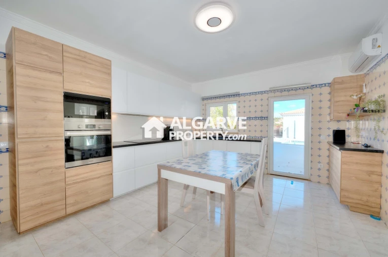 Moradia T6 para Venda em Guia Foto 3