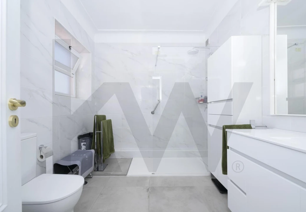 Apartamento T5 para Venda em Alvalade Foto 15