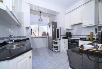 Apartamento T5 para Venda em Alvalade