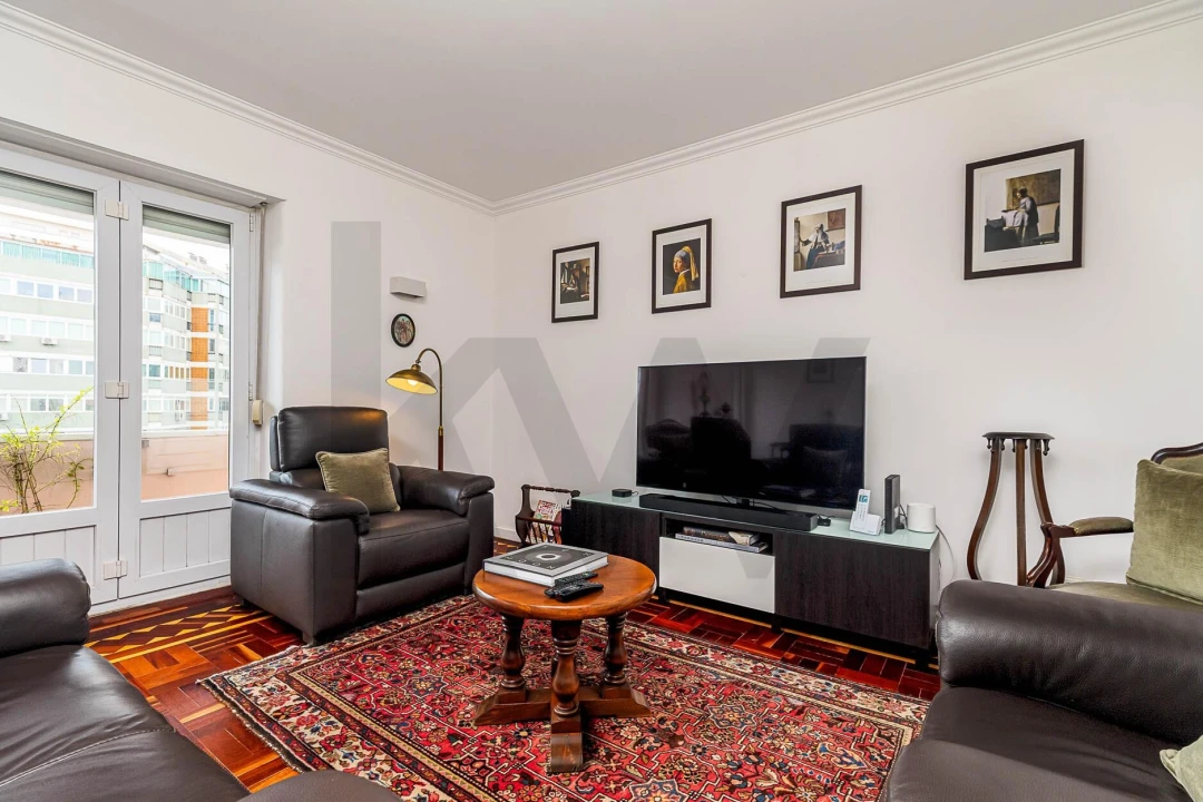 Apartamento T5 para Venda em Alvalade Foto 2