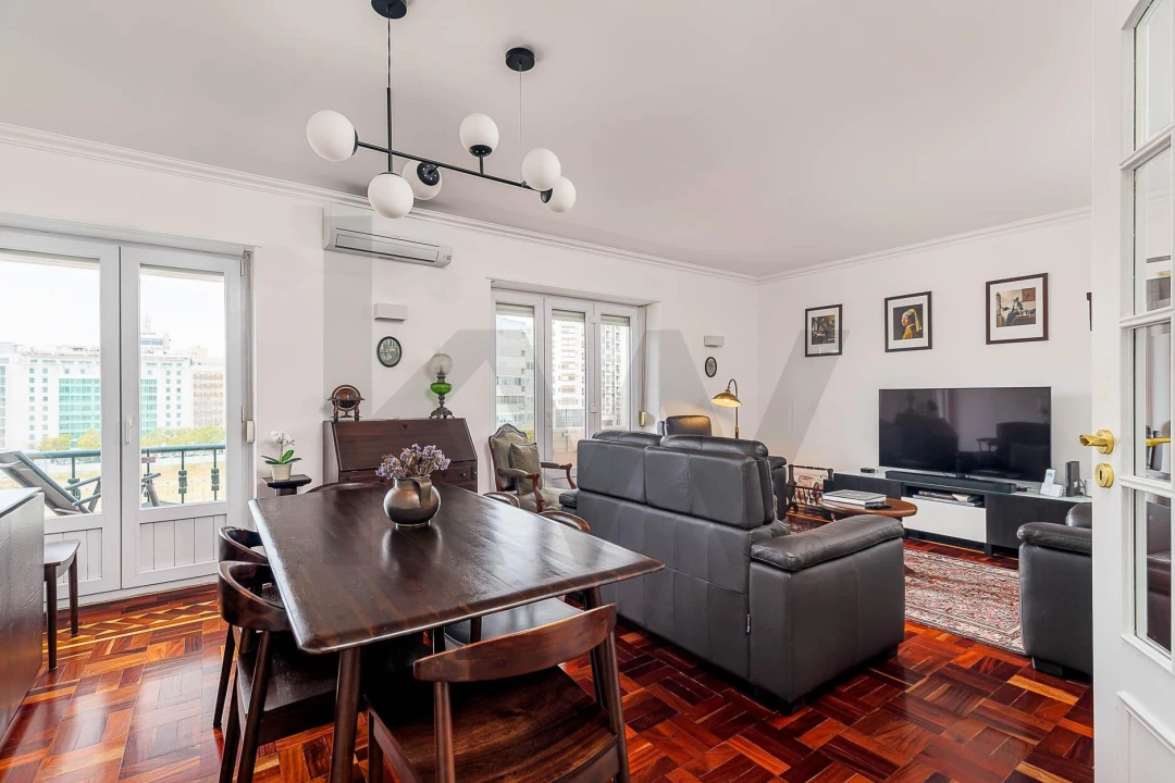 Apartamento T5 para Venda em Alvalade Foto 1