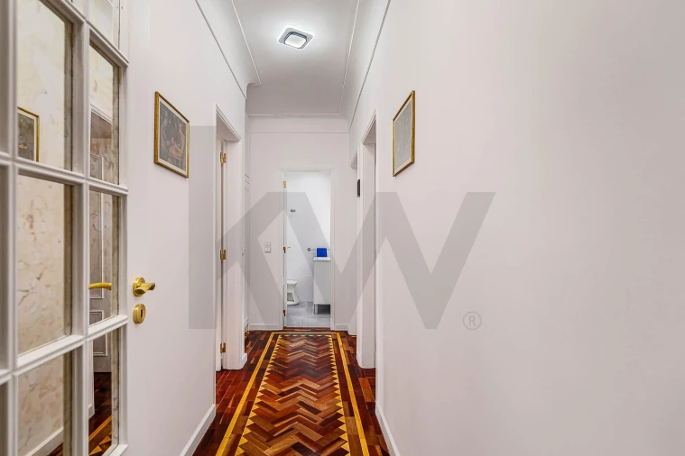 Apartamento T5 para Venda em Alvalade Foto 4