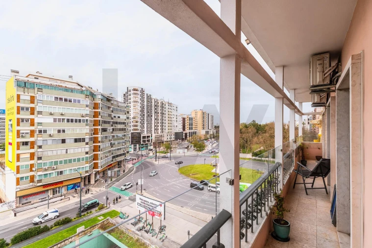 Apartamento T5 para Venda em Alvalade Foto 10