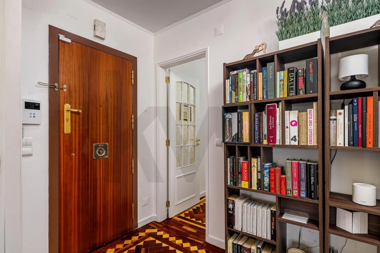 Apartamento T5 para Venda em Alvalade Foto 3
