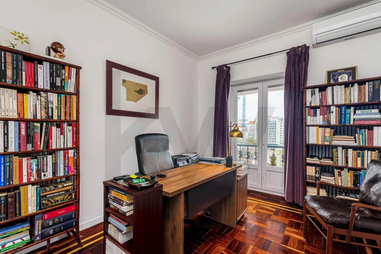 Apartamento T5 para Venda em Alvalade Foto 6