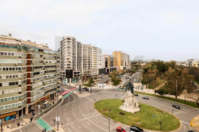 Apartamento T5 para Venda em Alvalade Foto 24