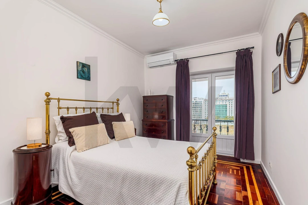 Apartamento T5 para Venda em Alvalade Foto 8