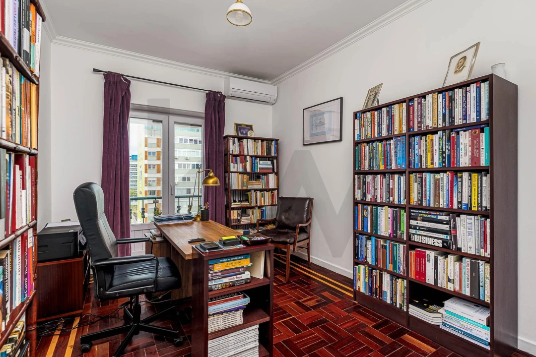 Apartamento T5 para Venda em Alvalade Foto 5