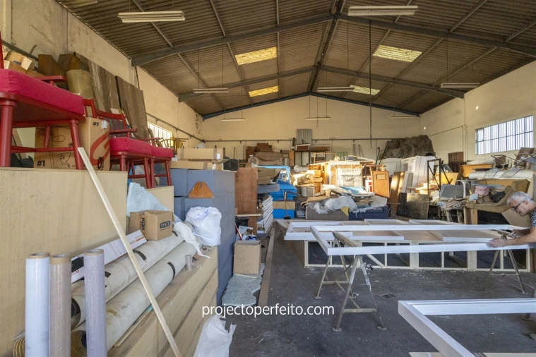 Armazém para Venda em Serzedo e Perosinho