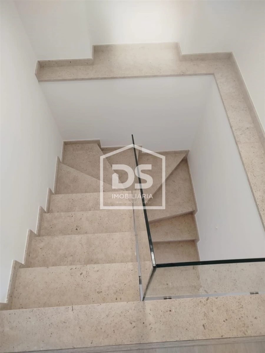 Moradia T4 para Venda em Valado dos Frades Foto 13