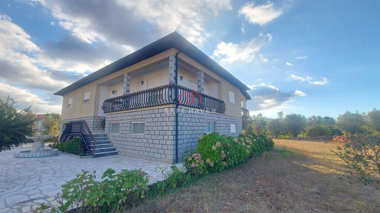 Moradia T4 para Venda em Vila Nova de Tazem Foto 2