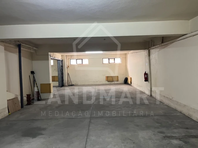 Garagem para Arrendamento em Rio Maior Foto 1