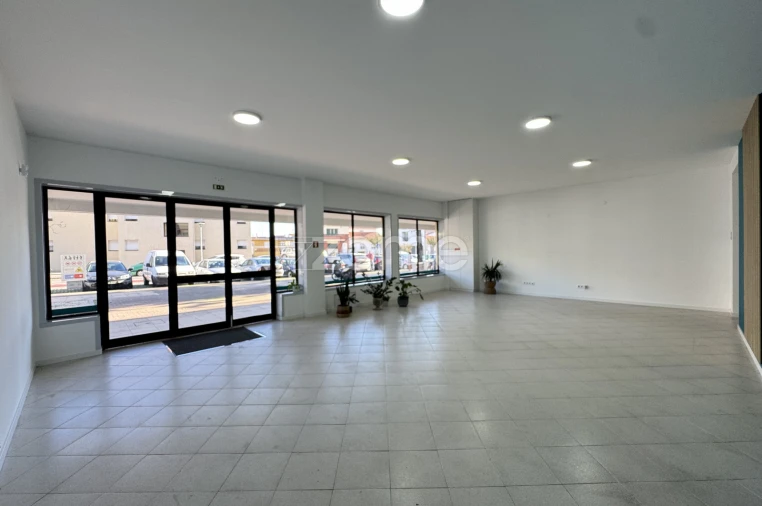 Negócio para Arrendamento em Arcozelo Foto 4